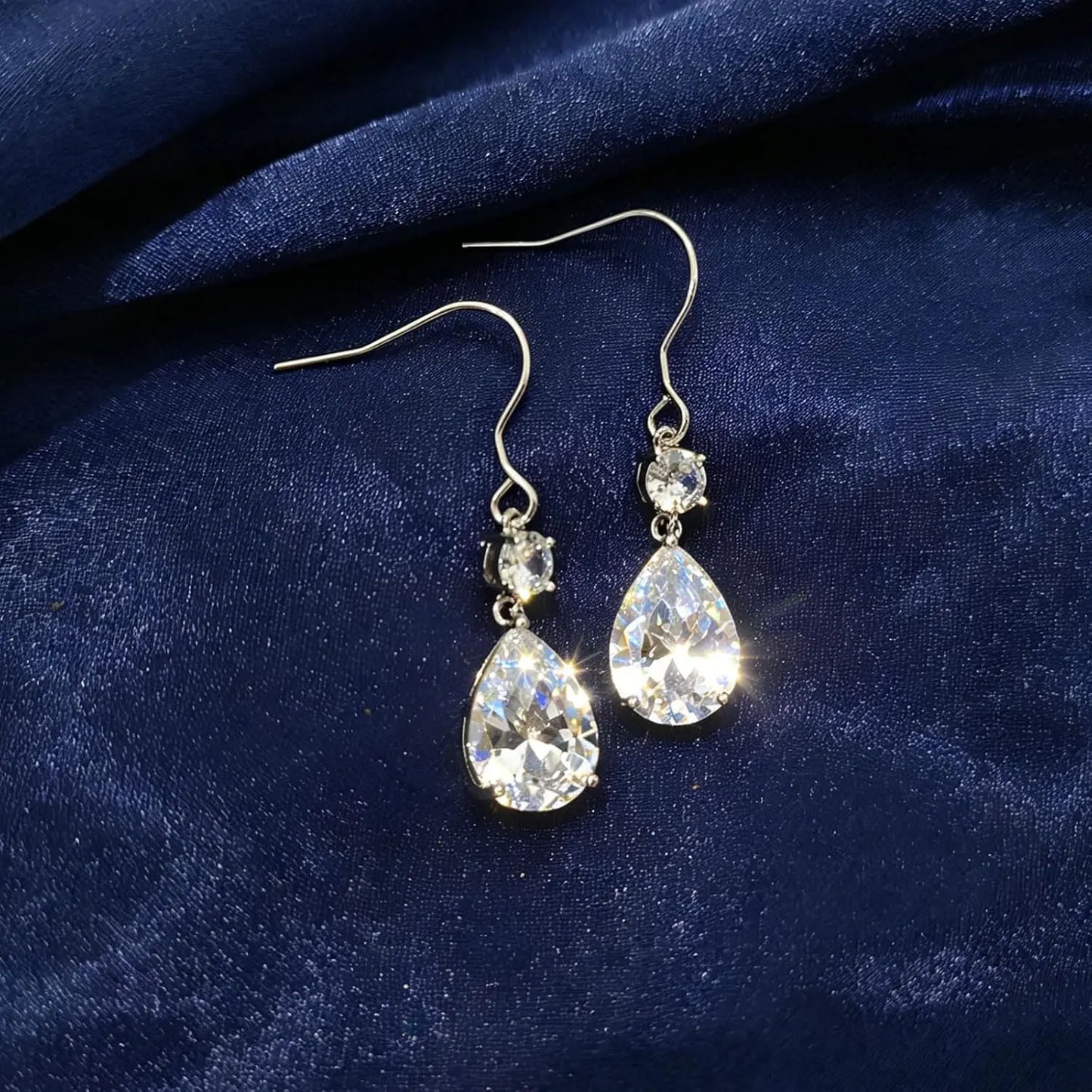 Lumière Teardrop — Pendientes Premium | Titanio y Circonitas