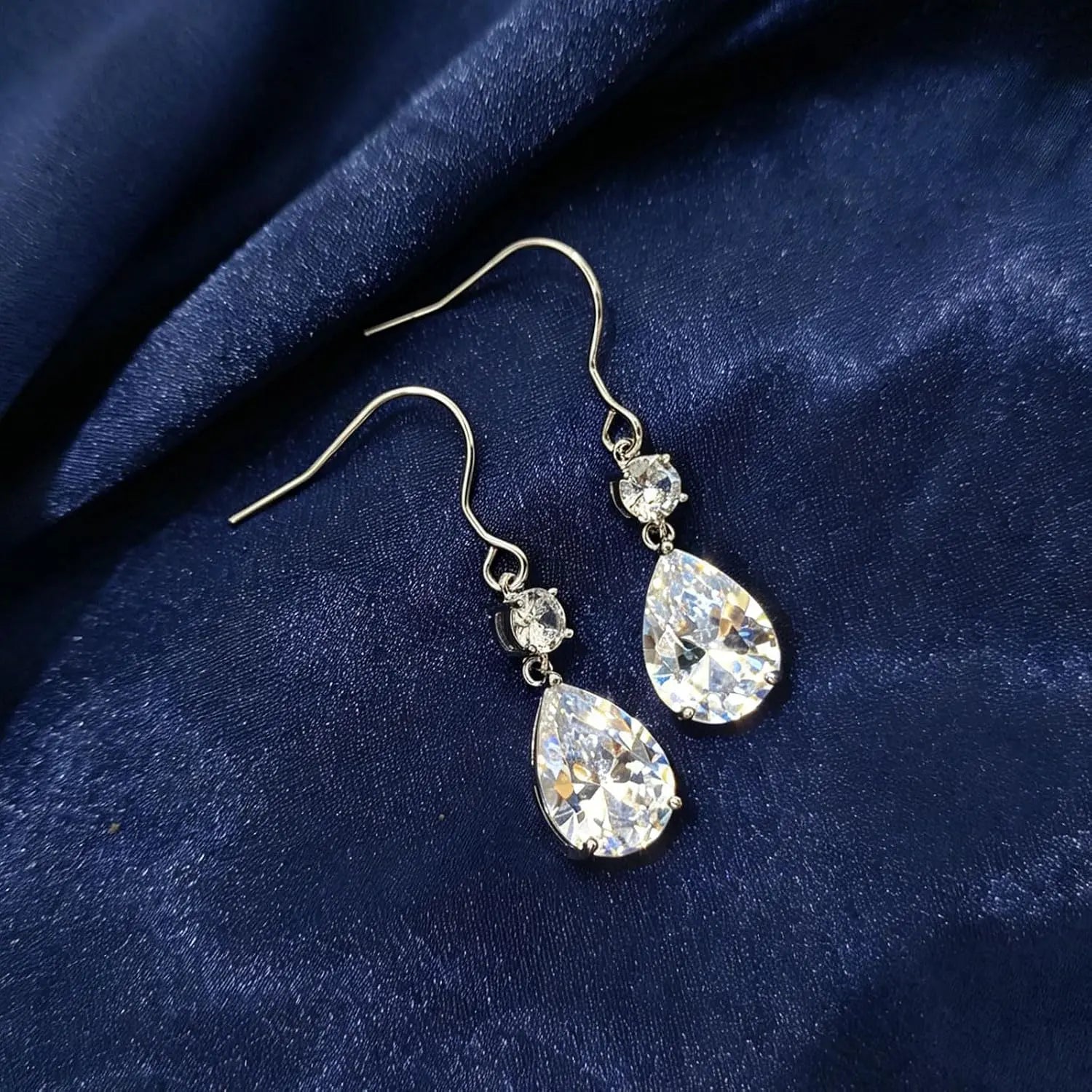 Lumière Teardrop — Pendientes Premium | Titanio y Circonitas