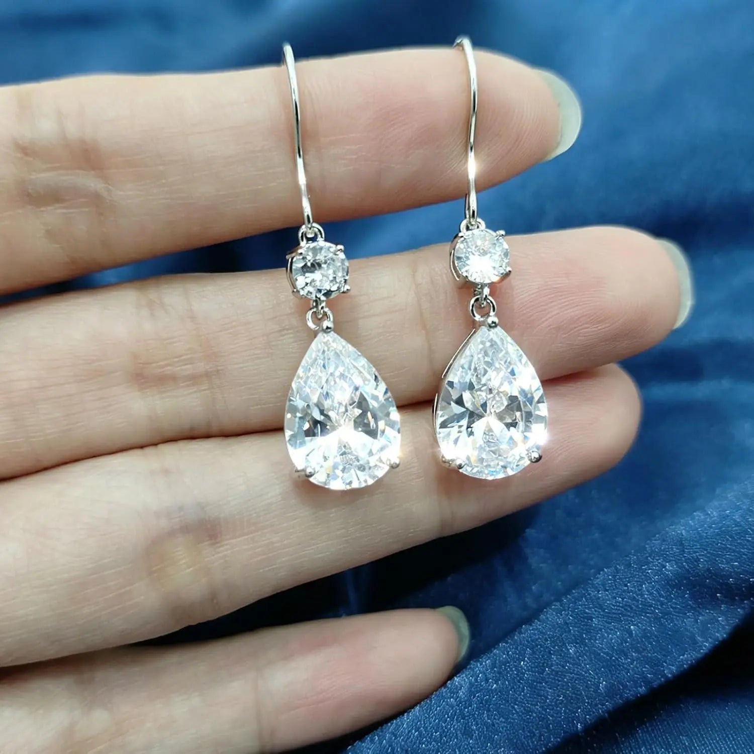 Lumière Teardrop — Pendientes Premium | Titanio y Circonitas