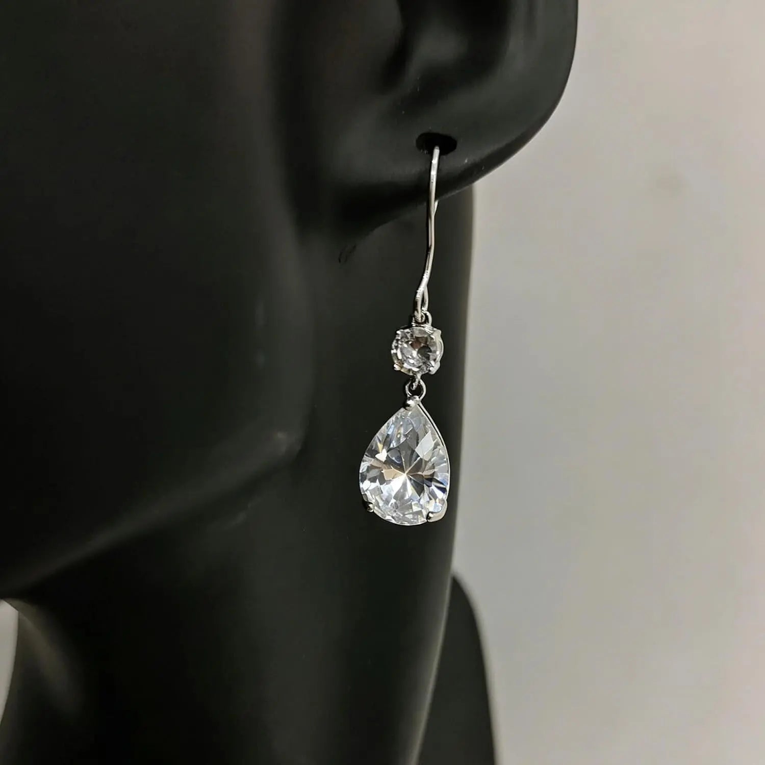Lumière Teardrop — Pendientes Premium | Titanio y Circonitas