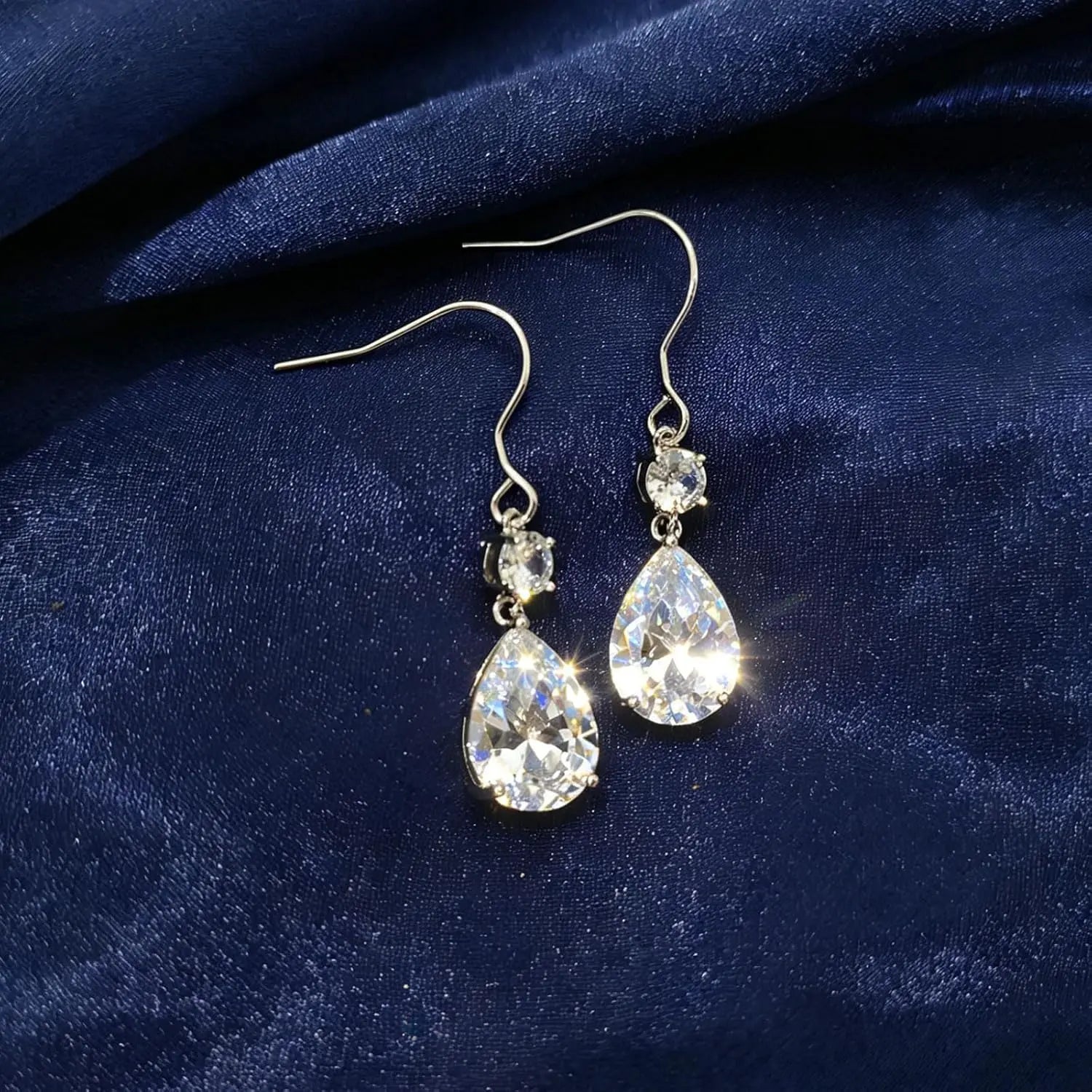 Lumière Teardrop — Pendientes Premium | Titanio y Circonitas
